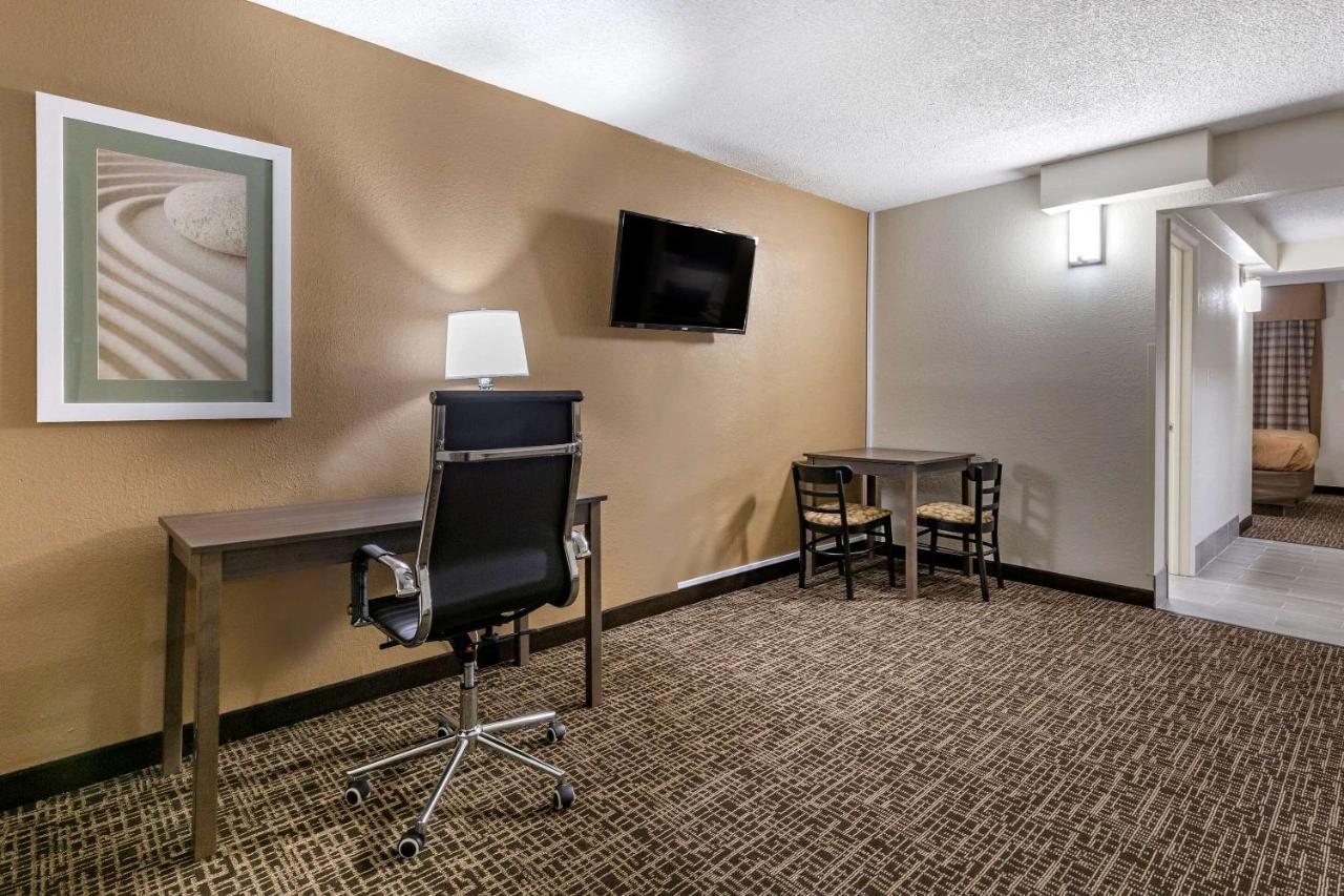 Quality Inn & Suites Spring Lake - Fayetteville Near Fort Bragg Exterior photo